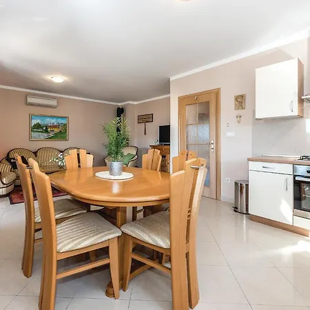 Casa de Férias Four-bedroom In Kijevo