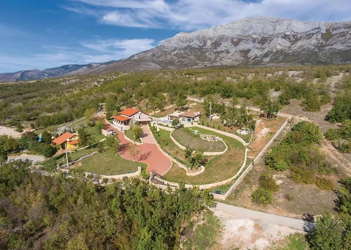 Vakantiehuis Four-bedroom In *