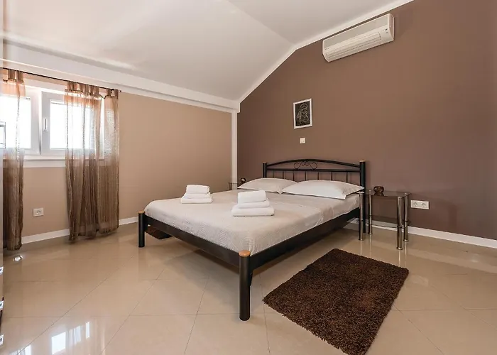 Vakantiehuis Four-bedroom In Kijevo